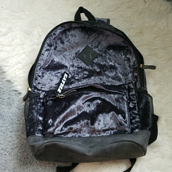 Tilly's Handbags - (NWOT!)💥Tilly's velvet backpack